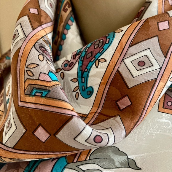 GONCA silk scarf, large vintage square shawl. - Picture 6 of 10